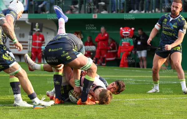 040426 - Benetton Rugby v Cardiff Rugby - EPCR Challenge Cup Round of 16 - Jacob Beetham of Cardiff scores their second try