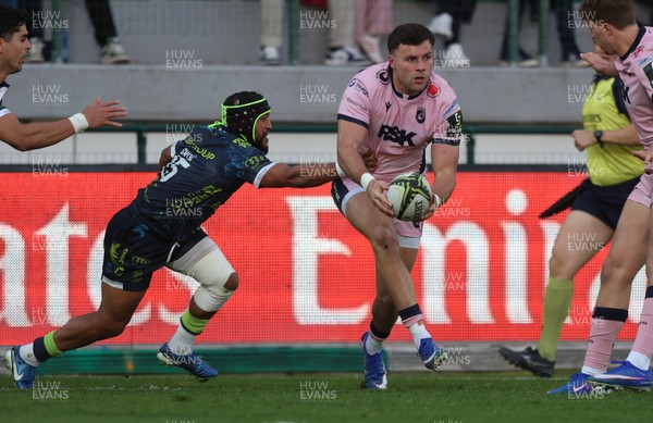 040426 - Benetton Rugby v Cardiff Rugby - EPCR Challenge Cup Round of 16 - Mason Grady of Cardiff takes on Rhyno Smith of Benetton 