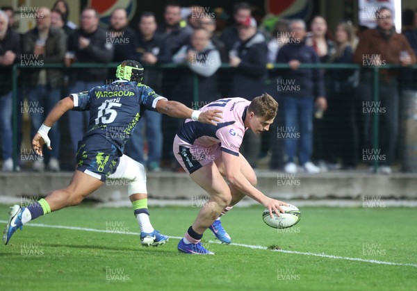 040426 - Benetton Rugby v Cardiff Rugby - EPCR Challenge Cup Round of 16 - Jacob Beetham of Cardiff beats Rhyno Smith of Benetton to score his second try
