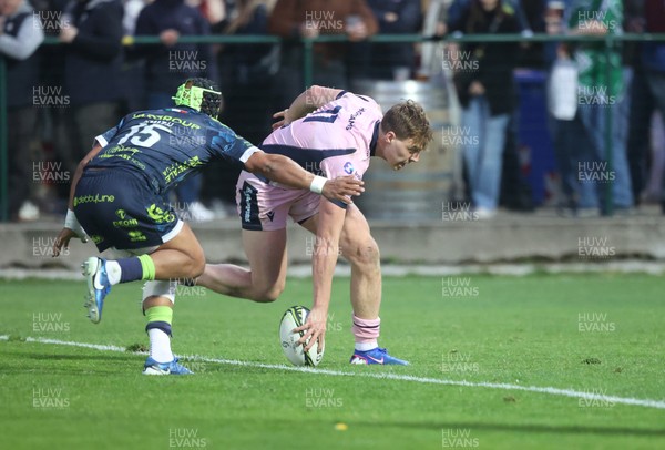 040426 - Benetton Rugby v Cardiff Rugby - EPCR Challenge Cup Round of 16 - Jacob Beetham of Cardiff beats Rhyno Smith of Benetton to score his second try