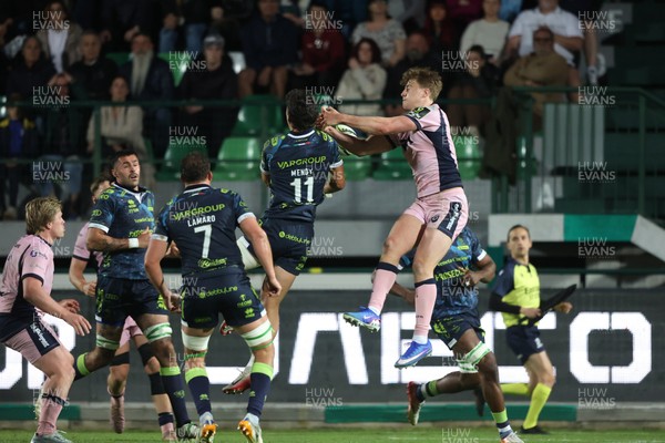 040426 - Benetton Rugby v Cardiff Rugby - EPCR Challenge Cup Round of 16 - Ignacio Mendy of Benetton and Jacob Beetham of Cardiff compete for a high ball