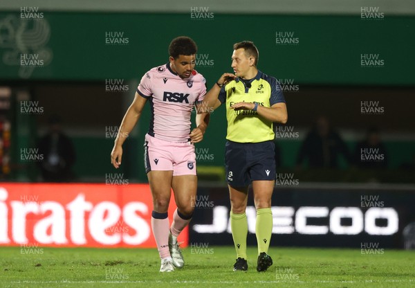 040426 - Benetton Rugby v Cardiff Rugby - EPCR Challenge Cup Round of 16 - Ben Thomas of Cardiff speaks to referee Kevin Bralley 