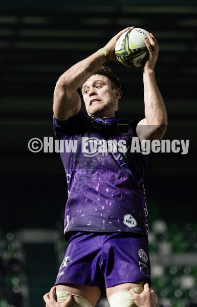 150122 - Benetton Rugby v Dragons - EPCR Challenge Cup - Will Rowlands of Dragons takes lineout