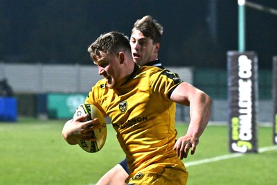 100126 - Benetton Rugby v Dragons RFC - EPCR Challenge Cup - Shane Lewis-Hughes of Dragons runs in to score a try