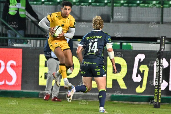 100126 - Benetton Rugby v Dragons RFC - EPCR Challenge Cup - Rio Dyer of Dragons takes on Mirko Belloni of Zebre 