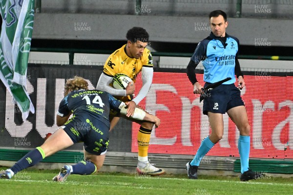 100126 - Benetton Rugby v Dragons RFC - EPCR Challenge Cup - Rio Dyer of Dragons is tackled by Mirko Belloni of Zebre 