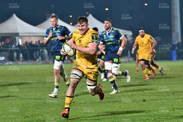 100126 - Benetton Rugby v Dragons RFC - EPCR Challenge Cup - Shane Lewis-Hughes of Dragons runs in to score a try