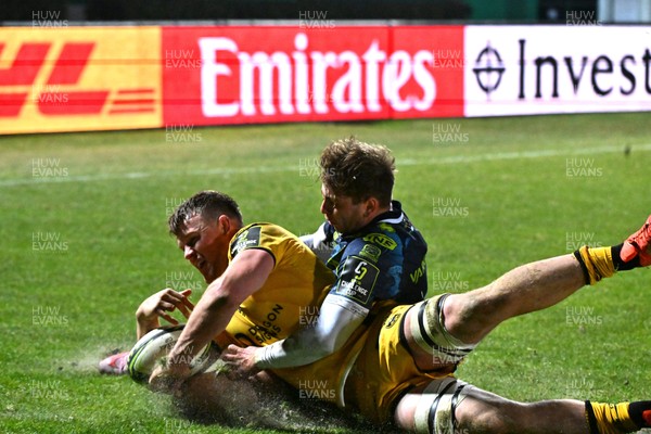 100126 - Benetton Rugby v Dragons RFC - EPCR Challenge Cup - Shane Lewis-Hughes of Dragons runs in to score a try