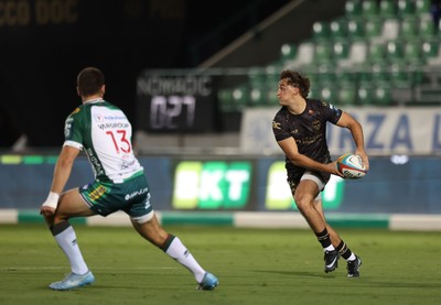 250926 - Benetton Rugby v Dragons RFC - United Rugby Championship - Huw Anderson of Dragons takes on Francois Carlo Mey of Benetton 