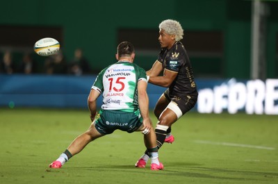 250926 - Benetton Rugby v Dragons RFC - United Rugby Championship - Fine Inisi of Dragons passes as Matt Gallagher of Benetton defends