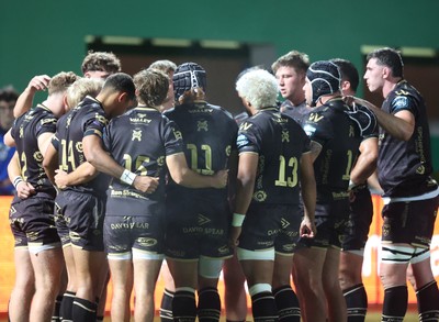 250926 - Benetton Rugby v Dragons RFC - United Rugby Championship - Dragons huddle