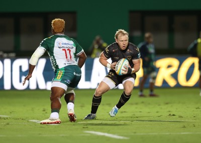 250926 - Benetton Rugby v Dragons RFC - United Rugby Championship - Tinus de Beer of Dragons in action against Onisi Ratave of Benetton 