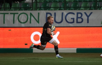 250926 - Benetton Rugby v Dragons RFC - United Rugby Championship - Tinus de Beer of Dragons runs in to score a try