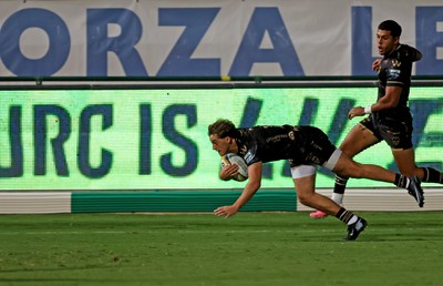 250926 - Benetton Rugby v Dragons RFC - United Rugby Championship - Che Hope of Dragons goes over to score a try which is disallowed