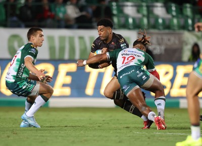 250926 - Benetton Rugby v Dragons RFC - United Rugby Championship - Fetuli Paea of Dragons is tackled by Paolo Odogwu of Benetton 