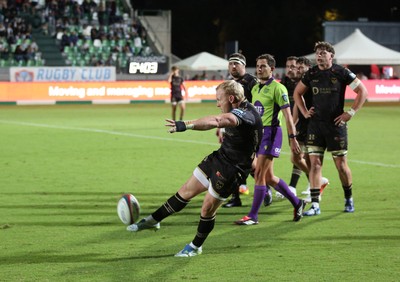 250926 - Benetton Rugby v Dragons RFC - United Rugby Championship - Tinus de Beer of Dragons kicks