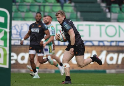 210326 - Benetton Rugby v Ospreys - United Rugby Championship - Keiran Williams of Ospreys on his way scoring a try