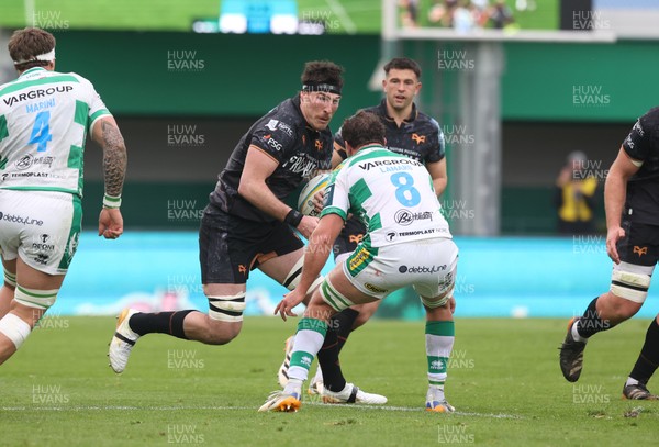 210326 - Benetton Rugby v Ospreys - United Rugby Championship - Ryan Smith of Ospreys takes on Michele Lamaro of Benetton 