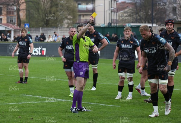 210326 - Benetton Rugby v Ospreys - United Rugby Championship - Referee Ian Kenny shows Ross Moriarty of Ospreys the yellow card