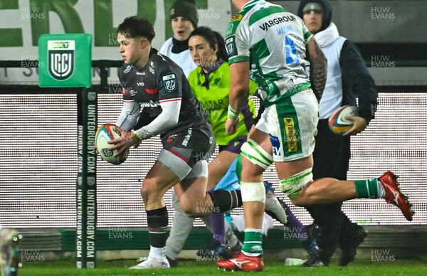 300126 - Benetton Rugby v Scarlets, United Rugby Championship - Macs Page of Scarlets breaks away