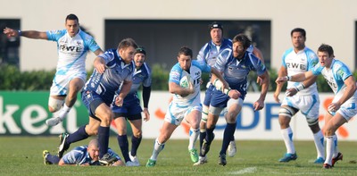 19.11.11 - Benetton Treviso v Ospreys - Heineken Cup - Shane Williams of Ospreys gets through the Treviso defence. 