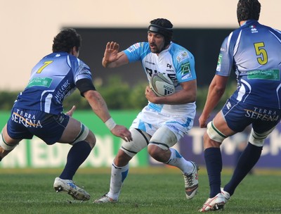 19.11.11 - Benetton Treviso v Ospreys - Heineken Cup - Jonathan Thomas of Ospreys tales on Alessandro Zanni of Benetton Treviso. 