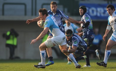 19.11.11 - Benetton Treviso v Ospreys - Heineken Cup - Tommy Bowe of Ospreys beat the tackle of Robert Barbieri of Benetton Treviso to score try. 