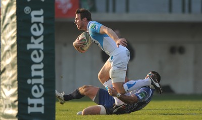 19.11.11 - Benetton Treviso v Ospreys - Heineken Cup - Tommy Bowe of Ospreys beat the tackle of Robert Barbieri of Benetton Treviso to score try. 