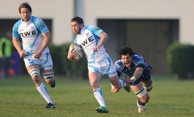 19.11.11 - Benetton Treviso v Ospreys - Heineken Cup - Shane Williams of Ospreys beats the tackle of Alessandro Zanni of Benetton Treviso. 