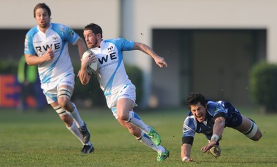 19.11.11 - Benetton Treviso v Ospreys - Heineken Cup - Shane Williams of Ospreys beats the tackle of Alessandro Zanni of Benetton Treviso. 