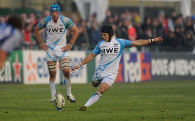 19.11.11 - Benetton Treviso v Ospreys - Heineken Cup - Matthew Morgan of Ospreys kicks a penalty to draw the game. 