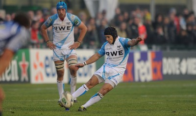 19.11.11 - Benetton Treviso v Ospreys - Heineken Cup - Matthew Morgan of Ospreys kicks a penalty to draw the game. 