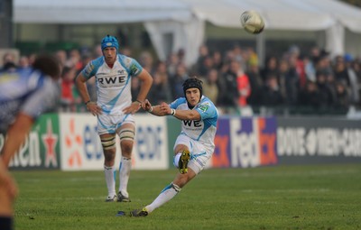 19.11.11 - Benetton Treviso v Ospreys - Heineken Cup - Matthew Morgan of Ospreys kicks a penalty to draw the game. 