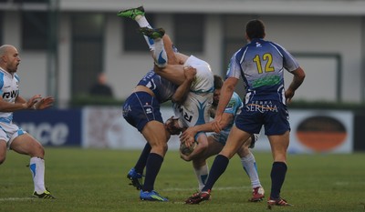 19.11.11 - Benetton Treviso v Ospreys - Heineken Cup - Shane Williams of Ospreys is tackled by Tommaso Benvenuti of Benetton Treviso. 