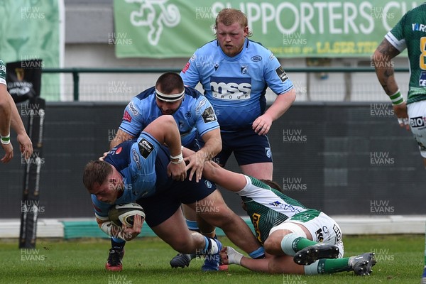 140321 - Benetton v Cardiff Blues - Guinness PRO14 - Corey Domachowski is tackled by Jayden Hayward 