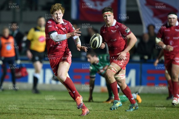 160219 - Benetton Rugby v Scarlets - Guinness PRO14 -  Rhys Patchell passing the ball