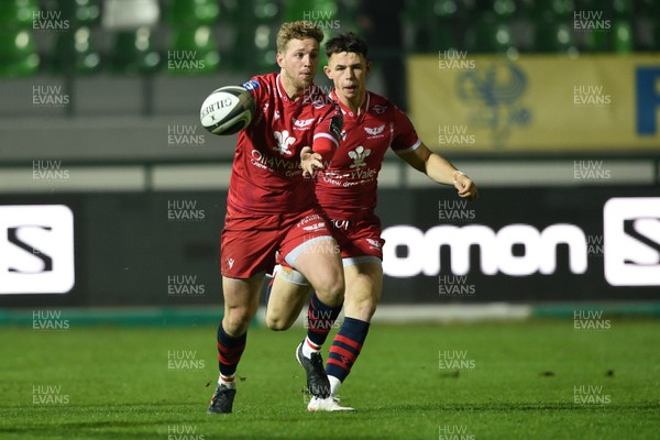 231020 - Benetton v Scarlets - Guinness PRO14 - Angus O'Brien of Scarlets passes the ball