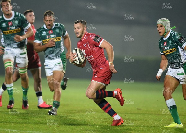 231020 - Benetton v Scarlets - Guinness PRO14 - Steff Hughes of Scarlets in action 