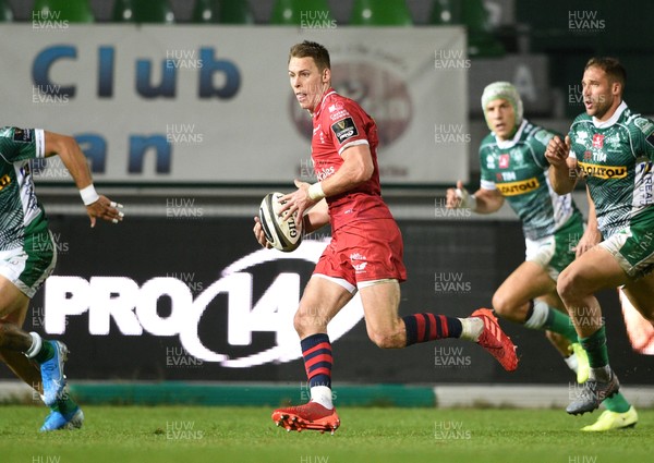 231020 - Benetton v Scarlets - Guinness PRO14 - Liam Williams of Scarlets in action