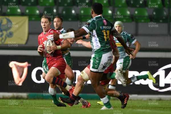 231020 - Benetton v Scarlets - Guinness PRO14 - Liam Williams of Scarlets in action