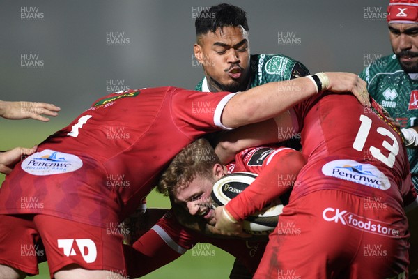 231020 - Benetton v Scarlets - Guinness PRO14 - Angus O'Brien of Scarlets is tackled by Monty Ioane 