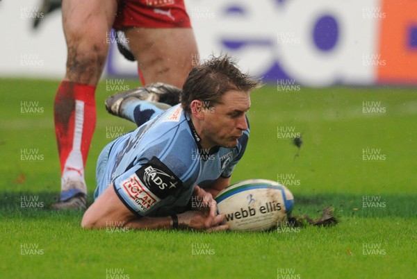 13.12.08 -  Heineken Cup Rugby Biarritz Olympique Pays Basque V Cardiff Blues -  Blues' Jamie Robinson dives on a loose ball to score a try 