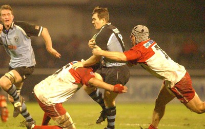 100104  Biarritz v Cardiff Blues  Cardiff's Iestyn Harris is tackled by Didier Chouchan and Ovidiu Tonita  