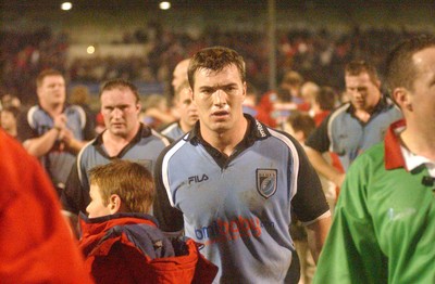 100104  Biarritz v Cardiff Blues  Iestyn harris leaves the field dejected  