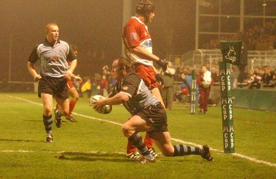 100104  Biarritz v Cardiff Blues  Cardiff's Gareth Williams touches down for try  