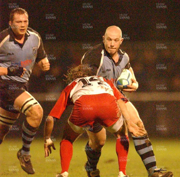 100104  Biarritz v Cardiff Blues  Cardiff's John Yapp takes on Philipe Bernat-Salles  