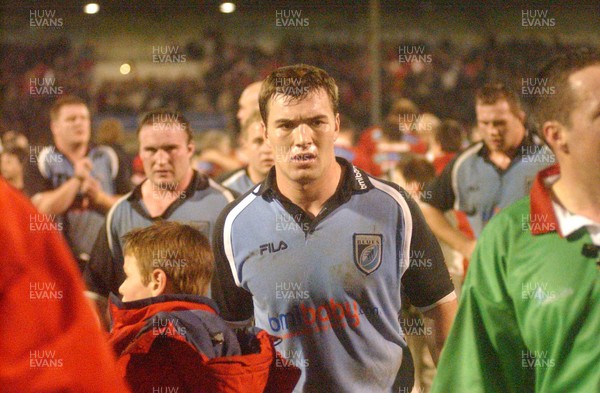 100104  Biarritz v Cardiff Blues  Iestyn harris leaves the field dejected  