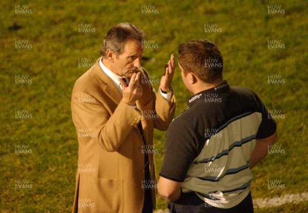 100104 Biarritz v Cardiff Blues  Peter Thomas chats with coach David Young after the game 