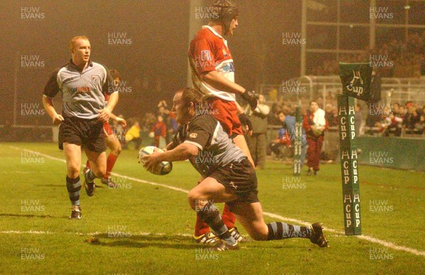 100104  Biarritz v Cardiff Blues  Cardiff's Gareth Williams touches down for try  