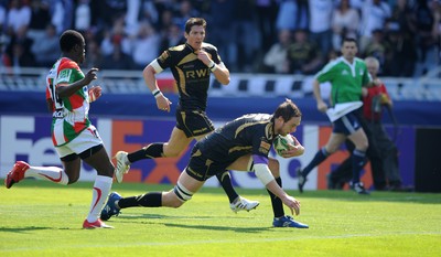 10.04.10 - Biarritz v Ospreys - Heineken Cup Quarter Final - Ryan Jones of Ospreys dives in to score try. 